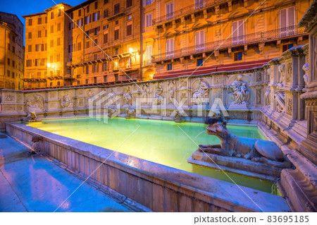 Fonte gaia, Piazza del Campo, in Siena Fonte gaia, Piazza del Campo, in Siena 83695185