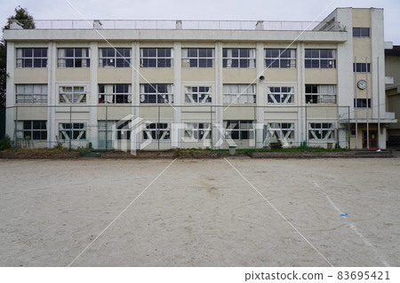 空蕩蕩的小學操場和教學樓 83695421