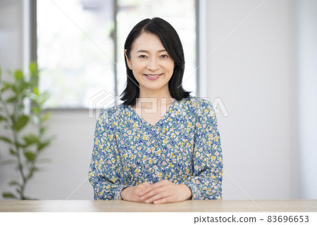 Arafif woman smiling looking at the camera 83696653