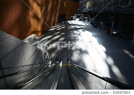 秋日陽光下的地板，光影交錯 83697601