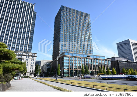 東京皇居的堀端風光：秋天的銀杏在這個季節開始變色。東京辦公區在秋天的天空中蔓延 83697603