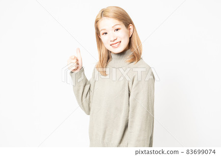穿著毛衣的年輕女子擺出類似的姿勢 83699074