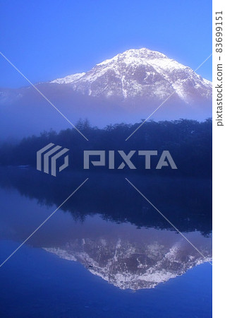 大正池倒映著夢幻般的燒岳 83699151