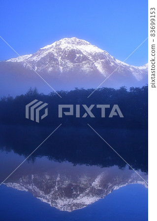 被晨霧包圍的大正池和燒岳 83699153