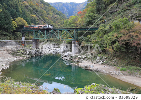 在山谷中運行的高山本線定期列車 83699329