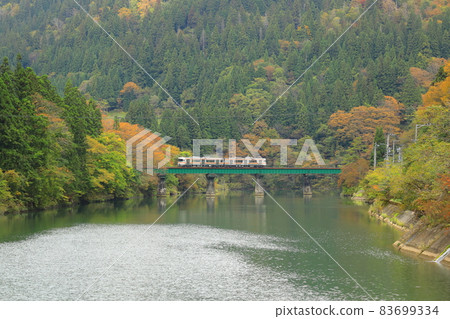 穿過秋壩湖的地方火車 83699334