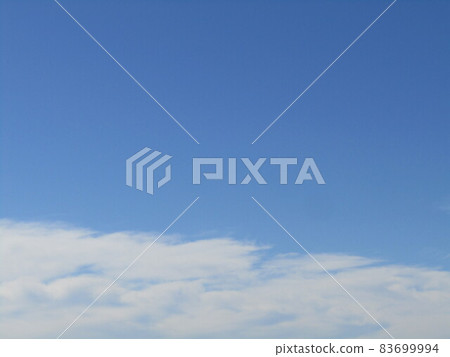 秋天Inage海灘公園藍天和白色雲彩 83699994