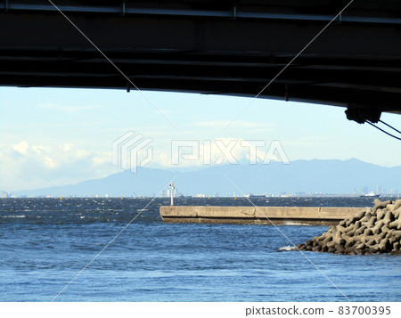 從稻毛海邊眺望東京灣,白雪皚皚的富士山 從稻毛海邊眺望東京灣,白雪皚皚的富士山 83700395