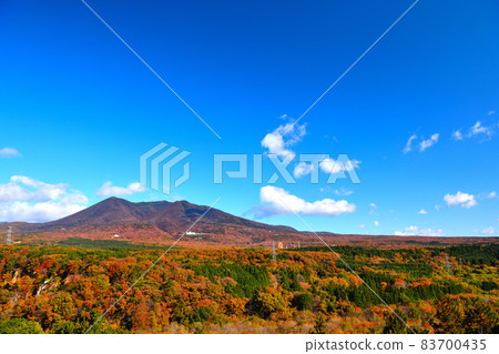 那須高原和那須山脈被紅葉染紅 83700435