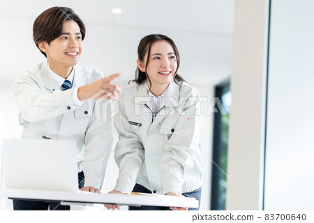 Young engineer having a meeting 83700640