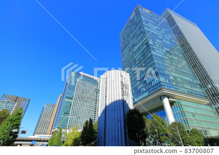[Tokyo] Near Tokyo Station Keiyo Line under clear skies 83700807