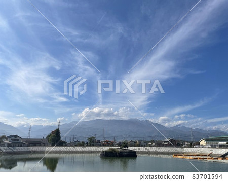 藍天與水庫的對比 83701594