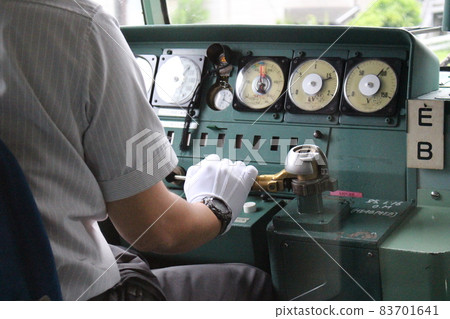 Dancer driver holding the brake handle 83701641