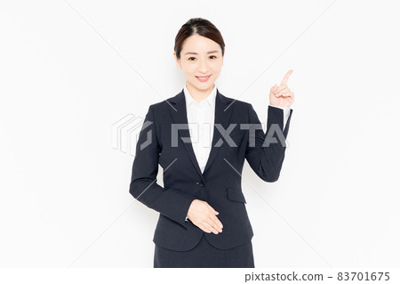 Business woman pointing to points 83701675