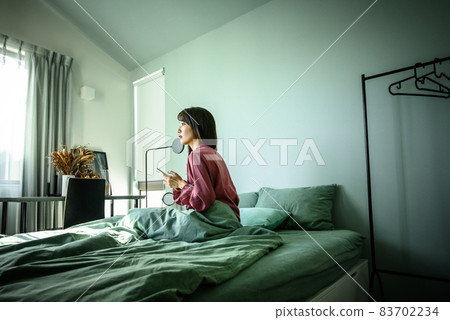 一個女人在臥室裡 83702234