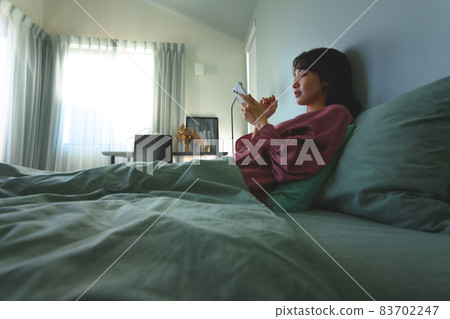 一個女人在臥室裡 83702247