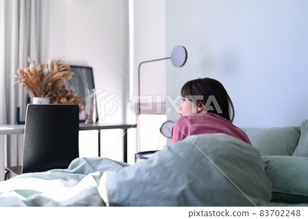 一個女人在臥室裡 83702248