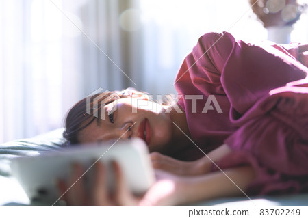 一個女人在臥室裡 83702249