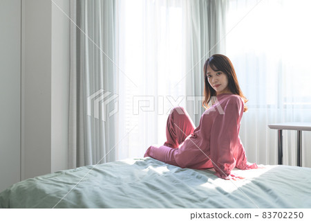 一個女人在臥室裡 83702250