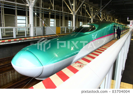 E5 series Hayabusa waiting for departure from Shin-Hakodate Hokuto Station 83704004