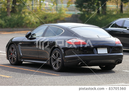 一輛黑色跑車在停車場的圖像 一輛黑色跑車在停車場的圖像 83705360