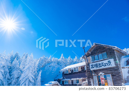 [Winter material] Kitayokodake Hutte, hoarfrost and blue sky [Nagano Prefecture] 83706273