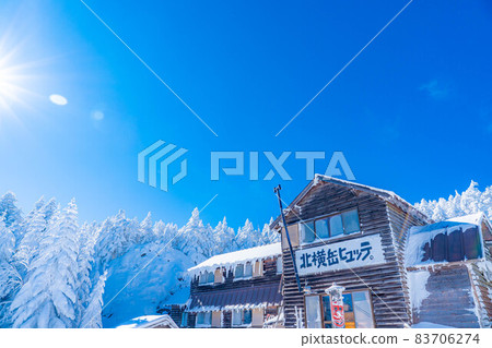 [Winter material] Kitayokodake Hutte, hoarfrost and blue sky [Nagano Prefecture] 83706274