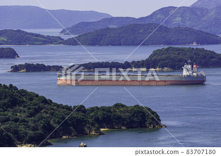 穿越岡山縣倉敷市瀨戶內海的巨型油輪 83707180