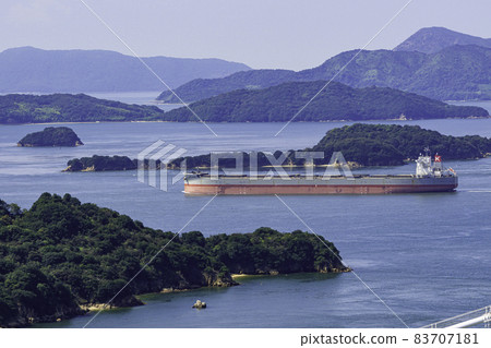 穿越岡山縣倉敷市瀨戶內海的巨型油輪 83707181