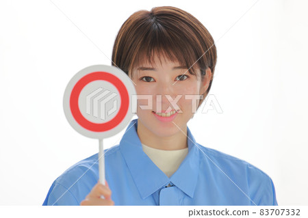 帶〇盤的微笑制服女人 83707332