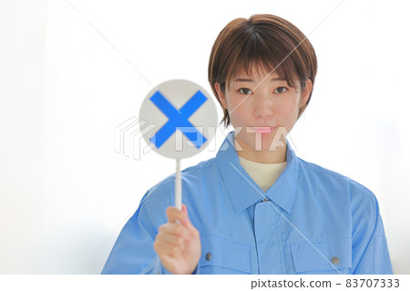 帶 X 板的製服女人 83707333