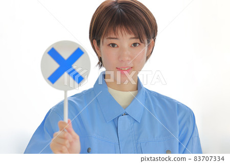 帶X板的微笑制服女人 83707334