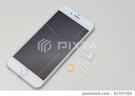 對角線手機、SIM 卡、托盤和別針 對角線手機、SIM 卡、托盤和別針 83707503