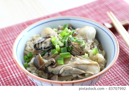 Rice cooked with oysters (with shimeji mushrooms) 83707992