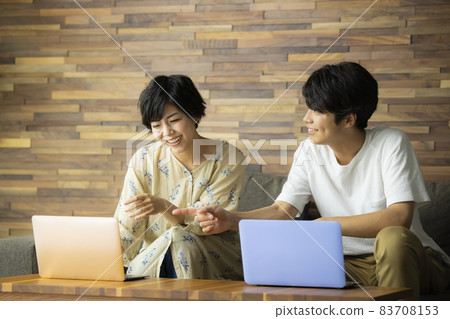 男人和女人肩並肩看電腦 男人和女人肩並肩看電腦 83708153