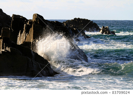 波濤洶湧的越前海岸 波濤洶湧的越前海岸 83709024