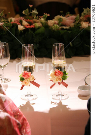 在婚宴上用香檳祝酒 在婚宴上用香檳祝酒 83709621