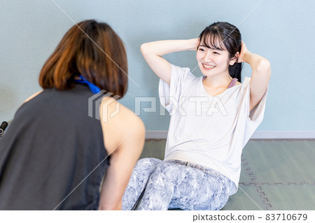 做個人訓練的婦女 83710679