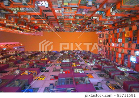 Hong Kong_high-rise apartment night view 83711591
