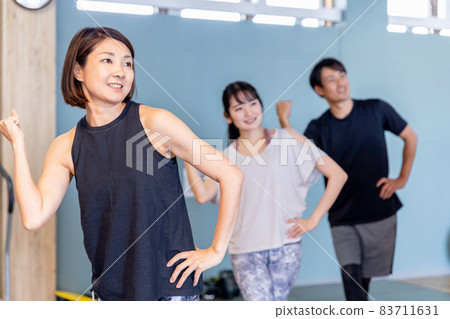 Men and women (dance) doing a studio menu at a sports gym Men and women (dance) doing a studio menu at a sports gym 83711631