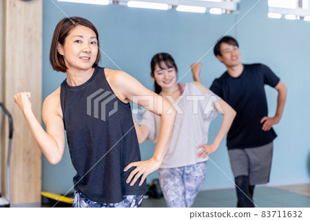 Men and women (dance) doing a studio menu at a sports gym Men and women (dance) doing a studio menu at a sports gym 83711632