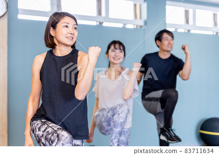 Men and women (dance) doing a studio menu at a sports gym 83711634