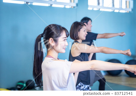 男子和女子在健身房拳擊 83712541