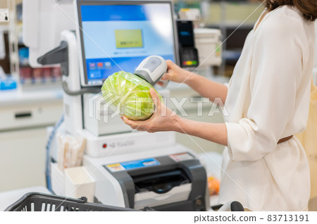 一個做自助結賬和電子商務支付的年輕女性 一個做自助結賬和電子商務支付的年輕女性 83713191