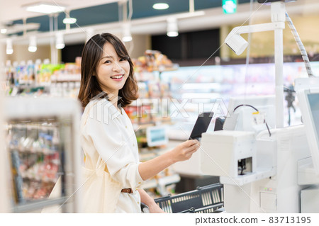 A young woman who makes self-checkout and e-commerce payments 83713195