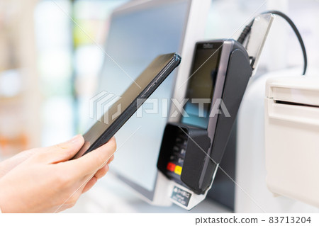 一個做自助結賬和電子商務支付的年輕女性 83713204