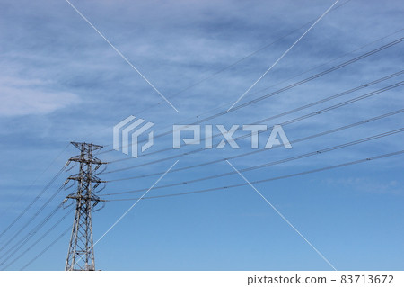 藍天和輸電塔 83713672