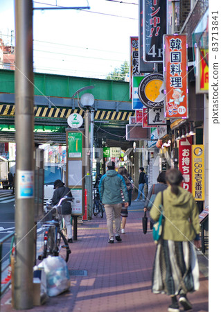 從JR新大久保站下經過的大久保通 83713841