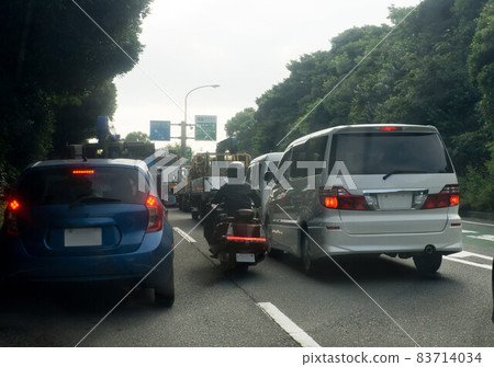 自行車在交通擁堵中滑倒 自行車在交通擁堵中滑倒 83714034