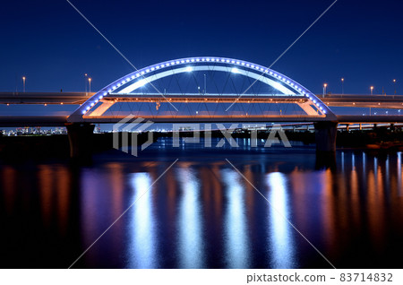荒川、五色櫻橋和港北路口的夜景 83714832